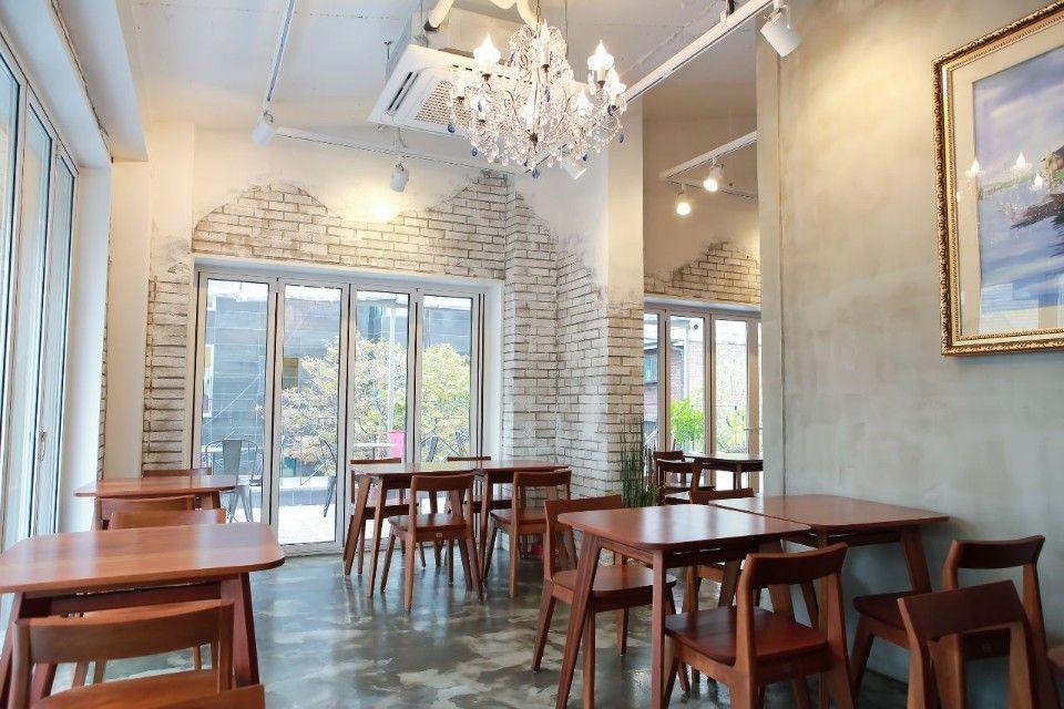 合井Humming Bella咖啡廳的清新裝潢，營造出愜意的美學氛圍，讓顧客享受視覺饗宴。